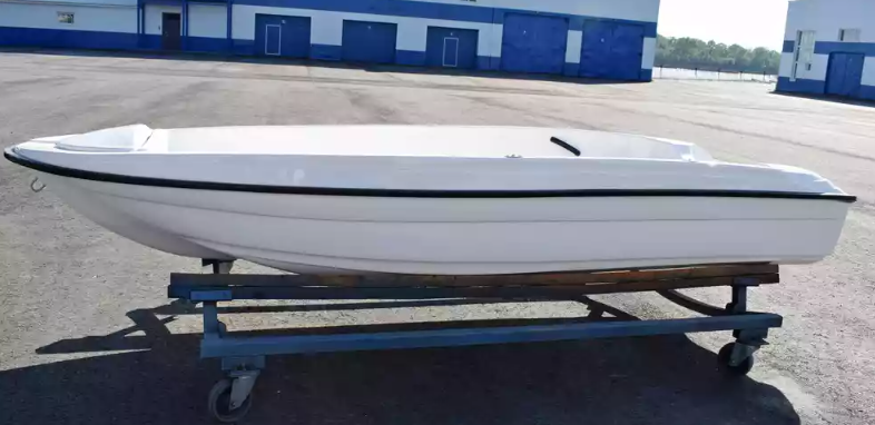 Стеклопластиковая лодка Пингвин (тримаран) в Якутске