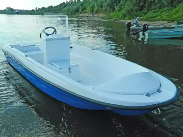 Стеклопластиковая лодка Пингвин с консолью (тримаран) в Якутске