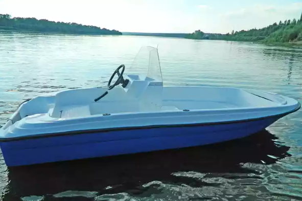 Стеклопластиковая лодка Пингвин с консолью (тримаран) в Якутске