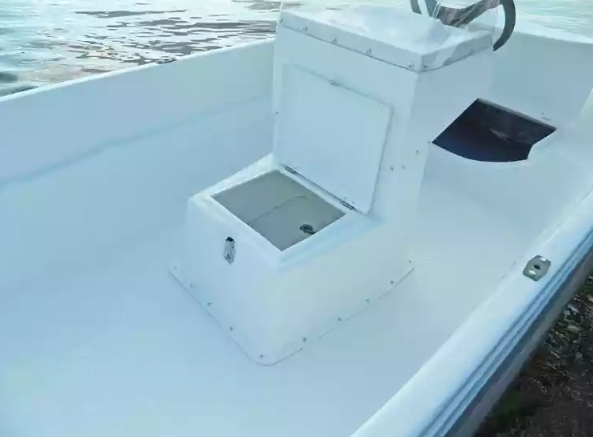 Стеклопластиковая лодка Пингвин с консолью (тримаран) в Якутске