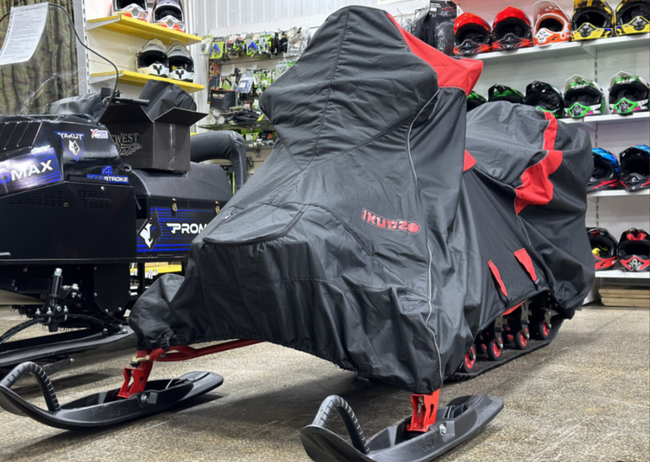 Чехол транспорт. снегохода IKUDZO HUNTER черно-красный Оксфорд ПРЕМИУМ качества с лого IKUDZO в Якутске