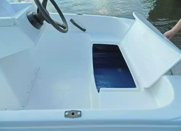 Стеклопластиковая лодка Пингвин с консолью (тримаран) в Якутске