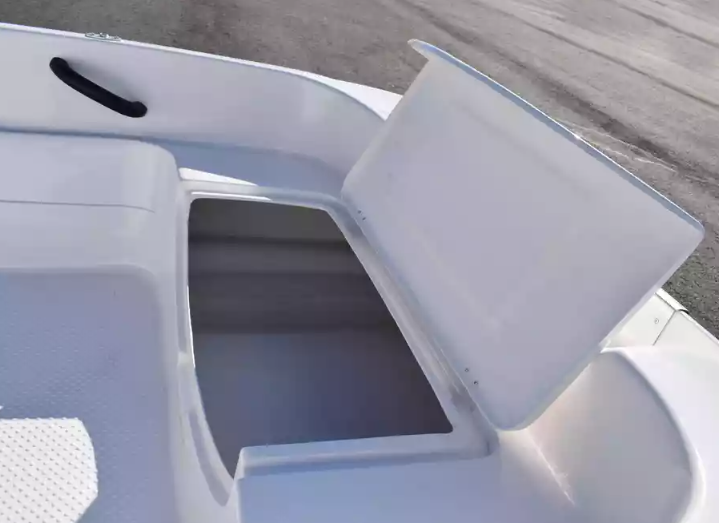 Стеклопластиковая лодка Пингвин (тримаран) в Якутске